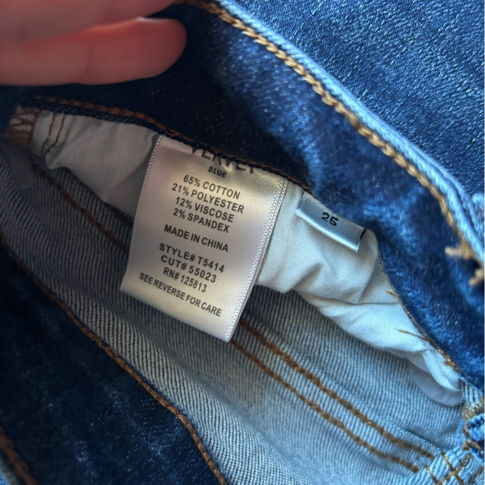 Vervet Dark Wash Cropped Mom Jeans with Frayed Hem - Picture 5 of 5